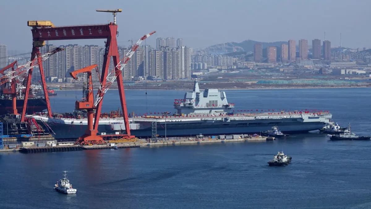 <em>El portaaviones Tipo 001A, el segundo portaaviones de China, es trasladado del dique seco al agua durante una ceremonia de botadura en el astillero de Dalian, en la provincia de Liaoning, al noreste de China, el 26 de abril de 2017. (STR/AFP vía Getty Images).</em>