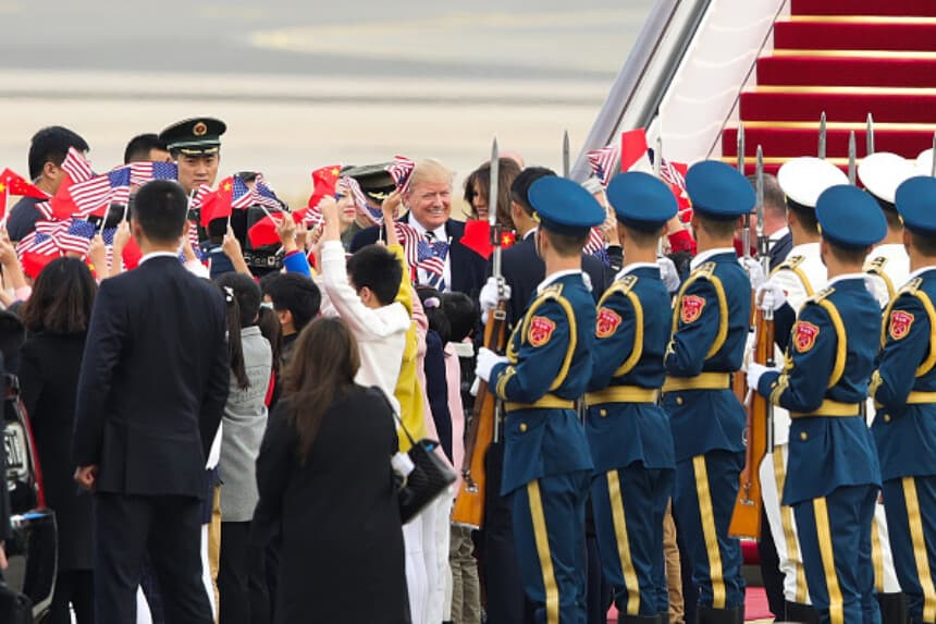 Imagen Ilustrativa: El presidente Donald Trump y la primera dama Melania Trump descienden del Air Force One a su llegada al Aeropuerto Internacional de Pekín el 8 de noviembre de 2017 en Pekín, China. Por invitación del presidente chino Xi Jinping. (Lintao Zhang/Getty Images).