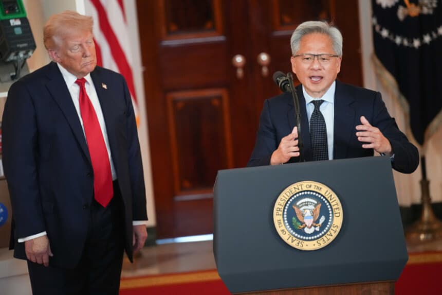 El presidente de Estados Unidos, Donald Trump, escucha atentamente al director ejecutivo de Nvidia, Jensen Huang, durante un evento en el Salón de la Cruz de la Casa Blanca sobre "Invertir en Estados Unidos", celebrado el 30 de abril de 2025 en Washington, D.C. (Andrew Harnik/Getty Images).