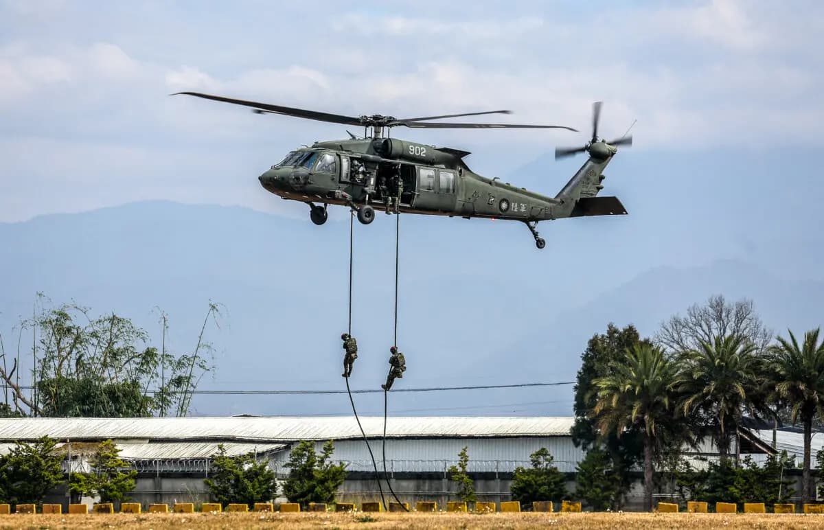 Militares taiwaneses descienden en rappel desde un helicóptero Black Hawk durante unas maniobras militares de primavera en Taichung, Taiwán, el 27 de enero de 2026. (Foto de I-Hwa Cheng/AFP vía Getty Images).