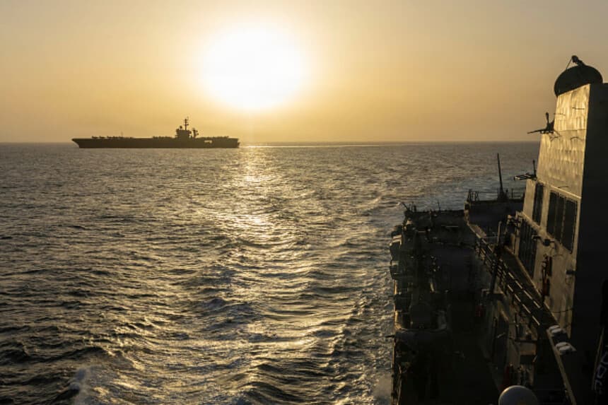 El USS Abraham Lincoln (CVN 72) realiza operaciones de bloqueo de EE. UU. vinculadas al estrecho de Ormuz el 16 de abril de 2026 en el mar Arábigo. Su ala aérea incluye cazas F-35C y F/A-18, aviones EA-18G y E-2D, helicópteros MH-60 y aeronaves CMV-22B Osprey para apoyo logístico. (Armada de EE. UU./Getty Images).