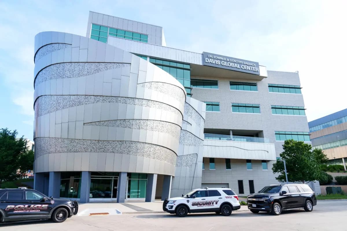 El Davis Global Center, situado en el campus del Centro Médico de la Universidad de Nebraska, que alberga la Unidad Nacional de Cuarentena, visto en Omaha, Nebraska, el 11 de mayo de 2026. (Dylan Widger/Getty Images)