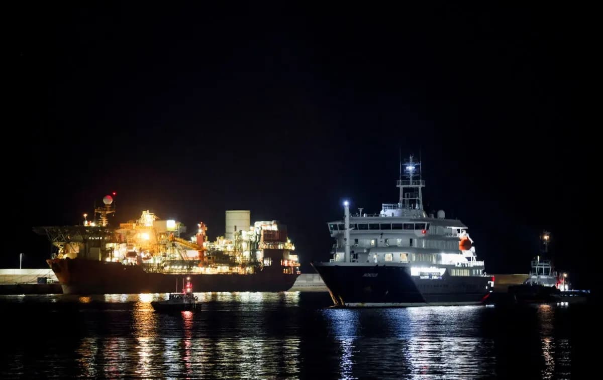 El crucero MV Hondius llega al puerto de Granadilla de Abona tras verse afectado por un brote de hantavirus, en Tenerife, España, el 10 de mayo de 2026. (Hannah McKay/Reuters)