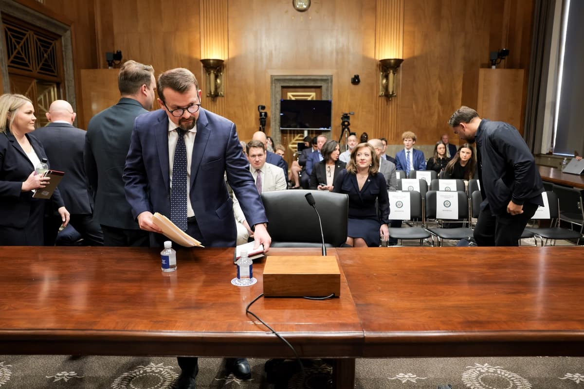 El denunciante de la CIA James Erdman III, un alto oficial de operaciones, llega a una audiencia con el Comité de Seguridad Nacional del Senado en el edificio de oficinas del Senado Dirksen en Washington, el 13 de mayo de 2026. (Anna Moneymaker/Getty Images)