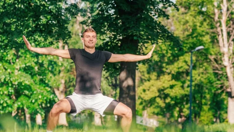Libere sus caderas: 5 ejercicios para deshacer la rigidez de un día sentado
