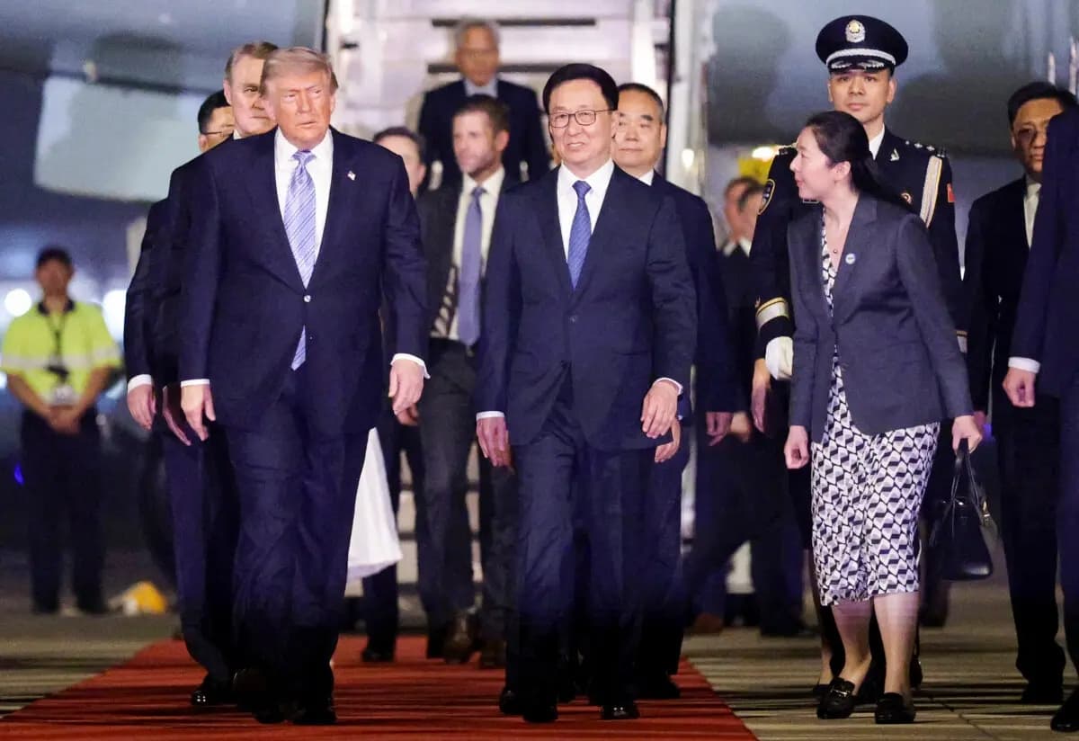 El chino Han Zheng (C) acompaña al presidente de EE. UU., Donald Trump (I), a su llegada al Aeropuerto Internacional de Beijing el 13 de mayo de 2026, en Beijing. (Alex Wong/Getty Images)