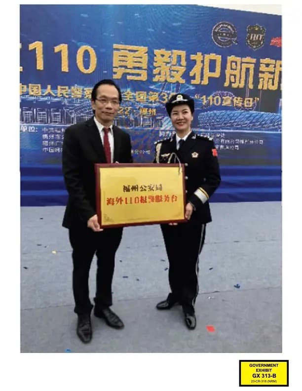 El acusado, Lu Jianwang, y el funcionario del Ministerio de Seguridad Pública de Fuzhou para Asuntos Exteriores, Liu Rongyan, en el lanzamiento de la iniciativa del centro de servicio policial en el extranjero, el 10 de enero de 2022. (Cortesía de la Fiscalía de los Estados Unidos).
