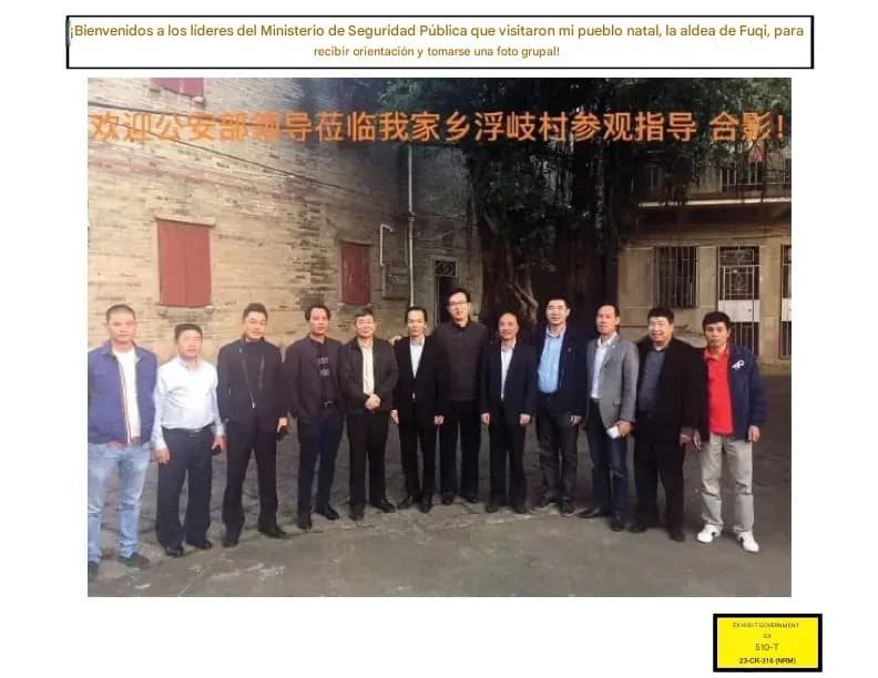 El acusado, Lu Jianwang, ocupa el sexto lugar desde la izquierda en esta fotografía tomada durante una visita en 2015 a su ciudad natal, Fuqi Village en China. A la derecha del acusado se encuentra Sang Linyu, subdirector del Ministerio de Seguridad Pública, a la izquierda del acusado se encuentra Shang Wei, jefe de la Oficina 610. (Cortesía de la Fiscalía de los Estados Unidos).