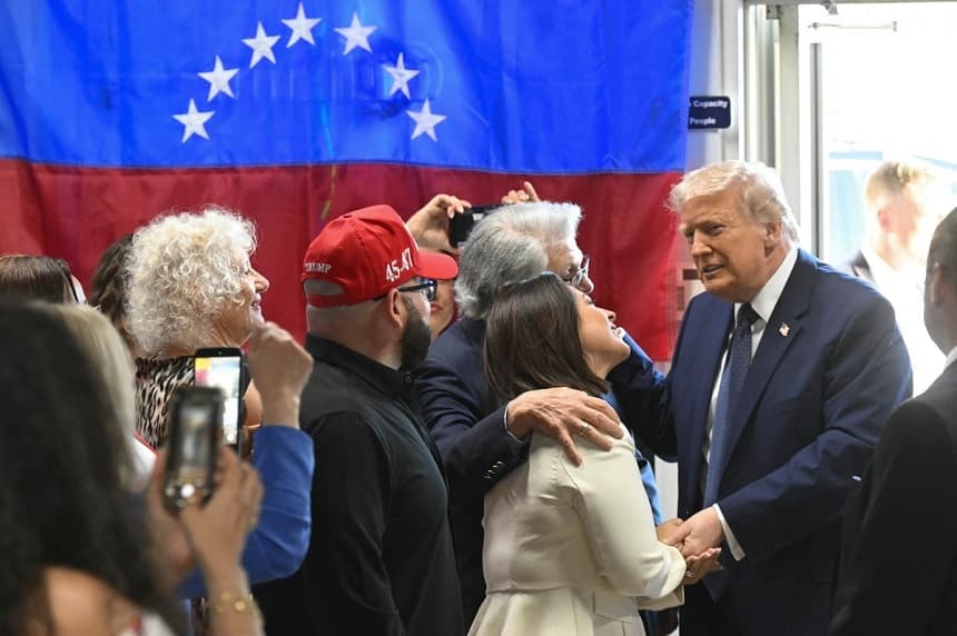 El presidente de EE. UU., Donald Trump, habla con sus seguidores en el restaurante venezolano El Arepazo, en Miami (Florida), el 9 de marzo de 2026. (SAUL LOEB / AFP vía Getty Images)