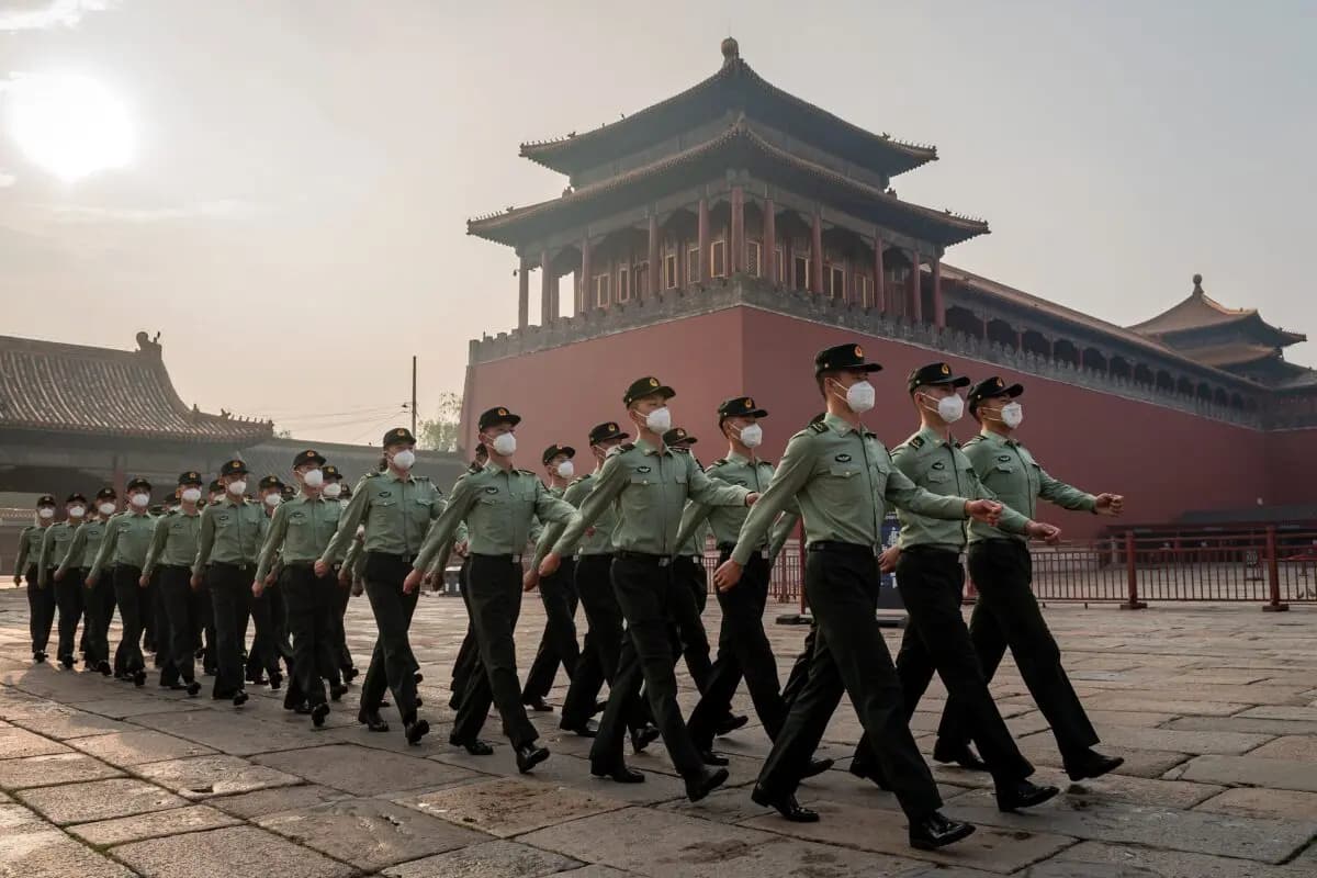 Soldados del Ejército Popular de Liberación desfilan junto a la entrada de la Ciudad Prohibida el 21 de mayo de 2020, el día antes del inicio de la sesión de dos semanas de la Asamblea Popular Nacional. (Nicolas Asfouri/AFP vía Getty Images).