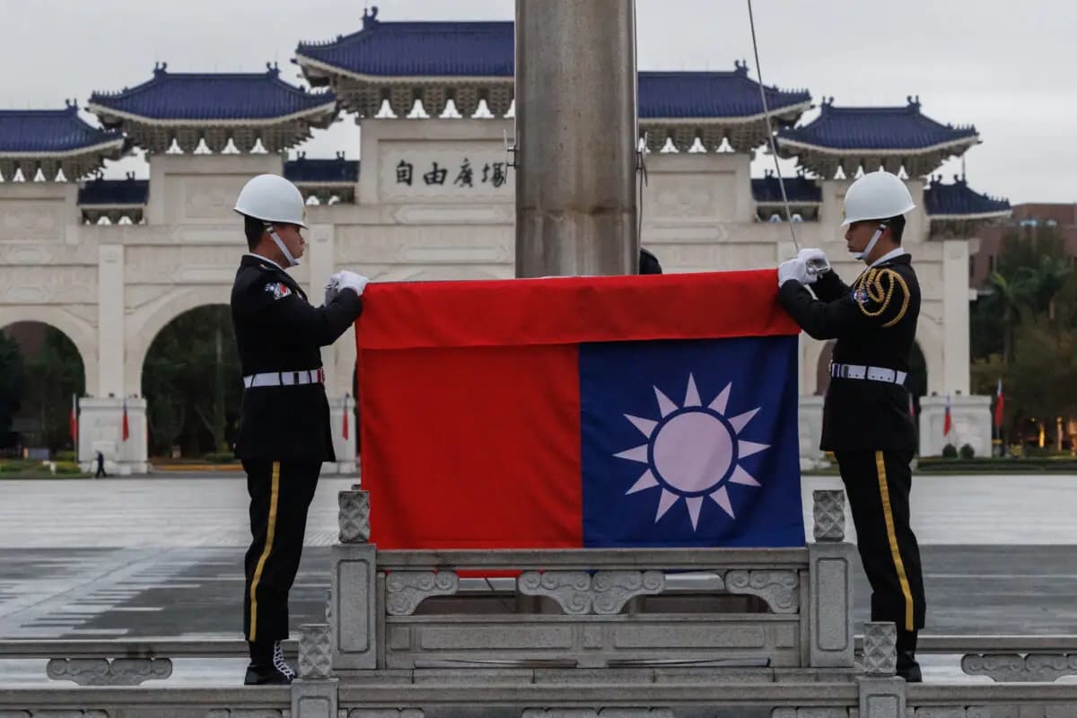 La bandera nacional de Taiwán es izada durante una ceremonia matutina de izada de bandera, después de que el Ejército Popular de Liberación de China anunciara que llevaría a cabo maniobras con fuego real en cinco zonas marítimas y aéreas designadas alrededor de Taiwán, en Taipéi, el 30 de diciembre de 2025. (Cheng Yu-chen/AFP vía Getty Images).