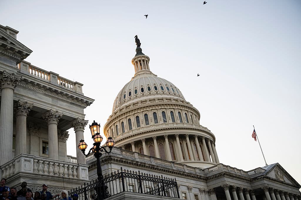El edificio del Capitolio de EE. UU. al atardecer durante una vigilia con velas en honor a la Semana Nacional de la Policía, el 12 de mayo de 2026, en Washington, D.C. (Graeme Sloan/Getty Images)