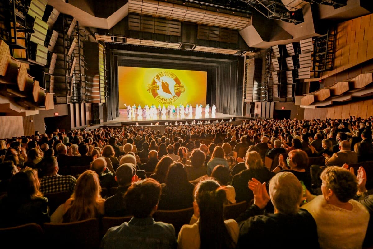 Saludo final a la función de Shen Yun Performing Arts en el Queen Elizabeth Theatre de Vancouver el 25 de marzo de 2022. (Hugh Zhao/The Epoch Times).
