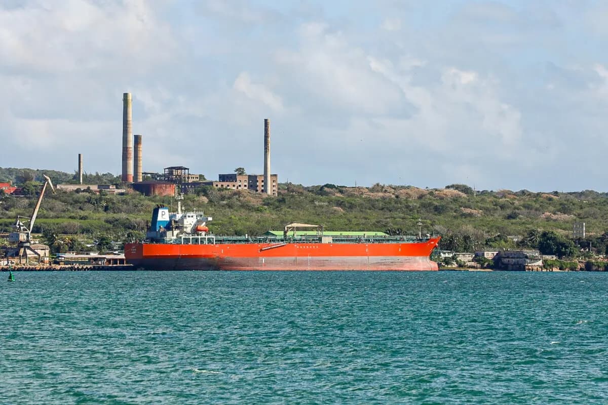 Un buque cisterna en la Base de Superpetroleros de la Zona Industrial del puerto de Matanzas, Cuba, el 30 de marzo de 2026. (AFP vía Getty Images)
