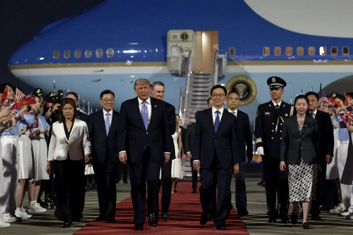 <em>El presidente estadounidense Donald Trump (C) llega al Aeropuerto Internacional de Beijing Capital el 13 de mayo de 2026 acompañado de funcionarios chinos. (Alex Wong/Getty Images).</em>