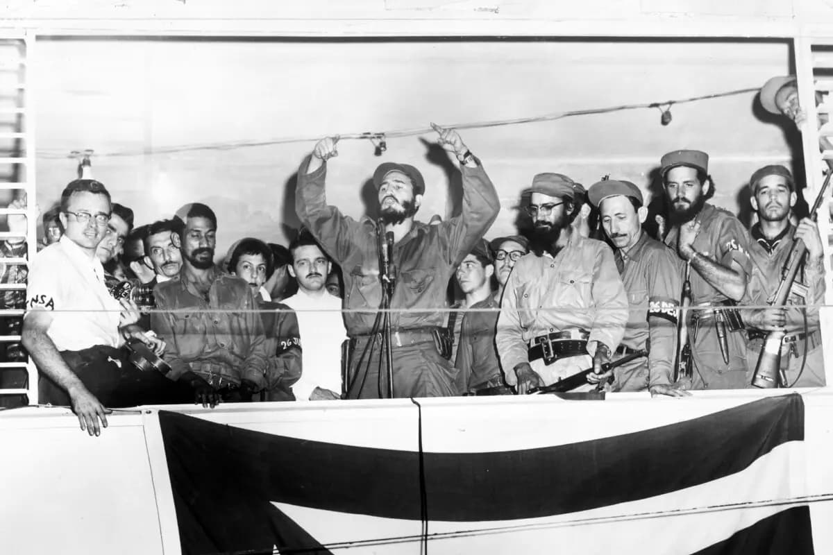 Fidel Castro se dirige a una multitud desde un estrado en Camagüey, Cuba, el 4 de enero de 1959. (Hulton Archive/Getty Images)
