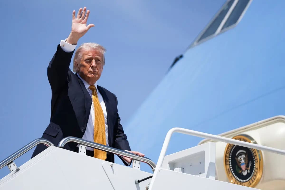 El presidente Donald Trump saluda con la mano mientras sube al Air Force One en la Base Conjunta Andrews, Maryland, el 12 de mayo de 2026. (Alex Wong/Getty Images)