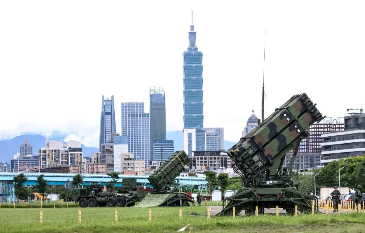 <em>Soldados posan junto a un vehículo aéreo no tripulado militar en Taichung, Taiwán, el 27 de enero de 2026. (I-Hwa Cheng/AFP vía Getty Images).</em>