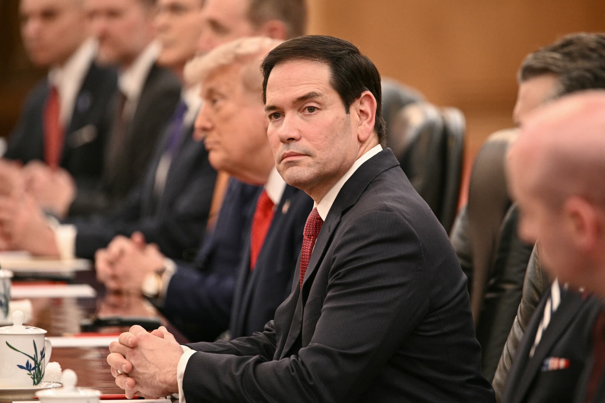 El secretario de Estado Marco Rubio (C) observa mientras el presidente de EE. UU., Donald Trump, se reúne con el presidente de China, Xi Jinping, en el Gran Salón del Pueblo de Beijing el 14 de mayo de 2026. (Brendan SMIALOWSKI / AFP vía Getty Images)
