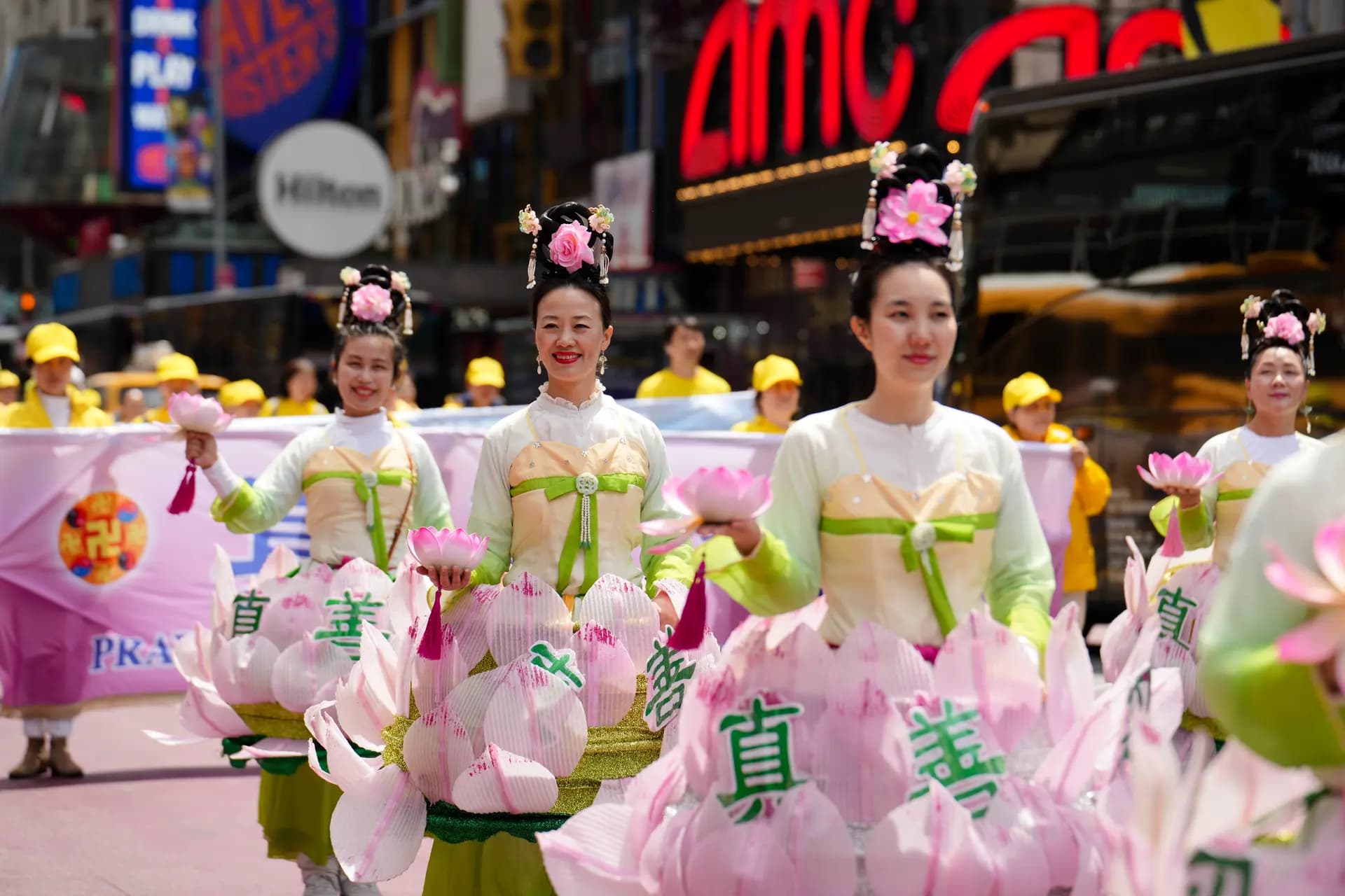 <em>Practicantes de Falun Gong participan en un desfile para celebrar el Día Mundial de Falun Dafa y exigir el fin de la persecución en China, en la ciudad de Nueva York, el 13 de mayo de 2026. (Samira Bouaou/The Epoch Times).</em>