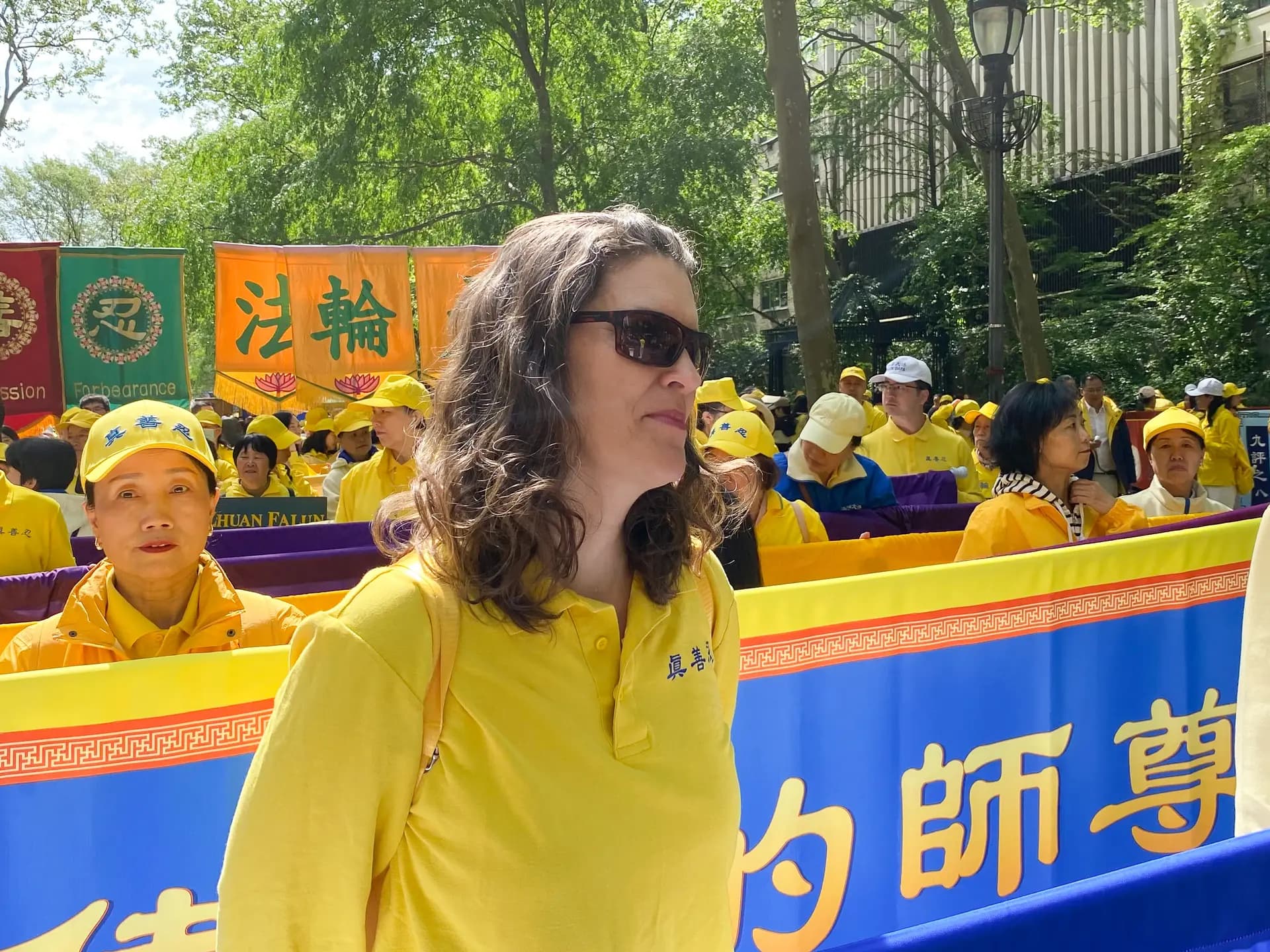 Vivian LaFarge, de 49 años, comenzó a practicar Falun Dafa en 2018. Ella y otros seguidores de la práctica se alinearon en la plaza Dag Hammarskjöld para prepararse para un desfile que celebraría el Día Mundial de Falun Dafa, el 13 de mayo de 2026. (Nicholas Zifcak/The Epoch Times)