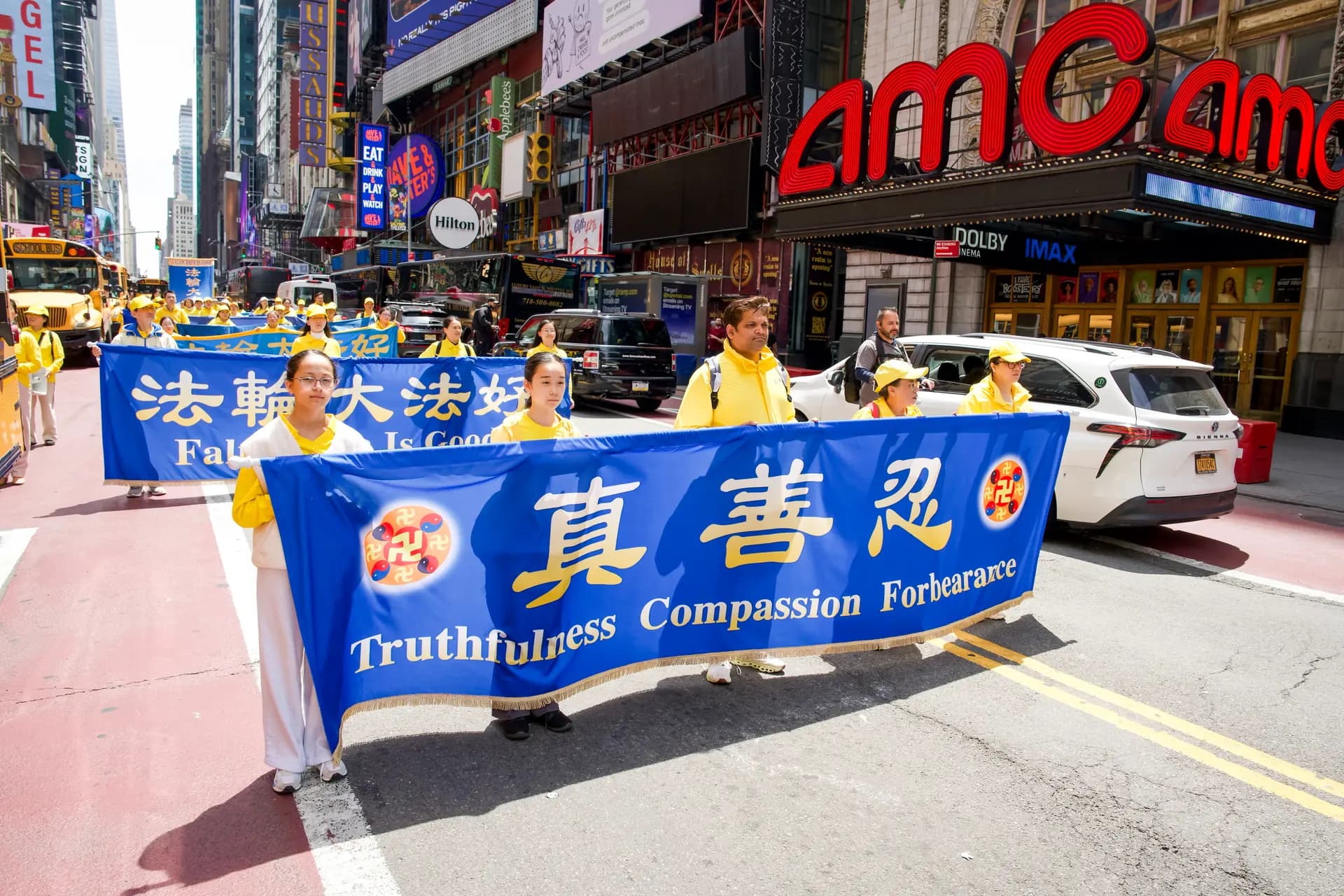 <em>Practicantes de Falun Gong participan en un desfile para celebrar el Día Mundial de Falun Dafa y exigir el fin de la persecución en China, en la ciudad de Nueva York, el 13 de mayo de 2026. (Samira Bouaou/The Epoch Times).</em>