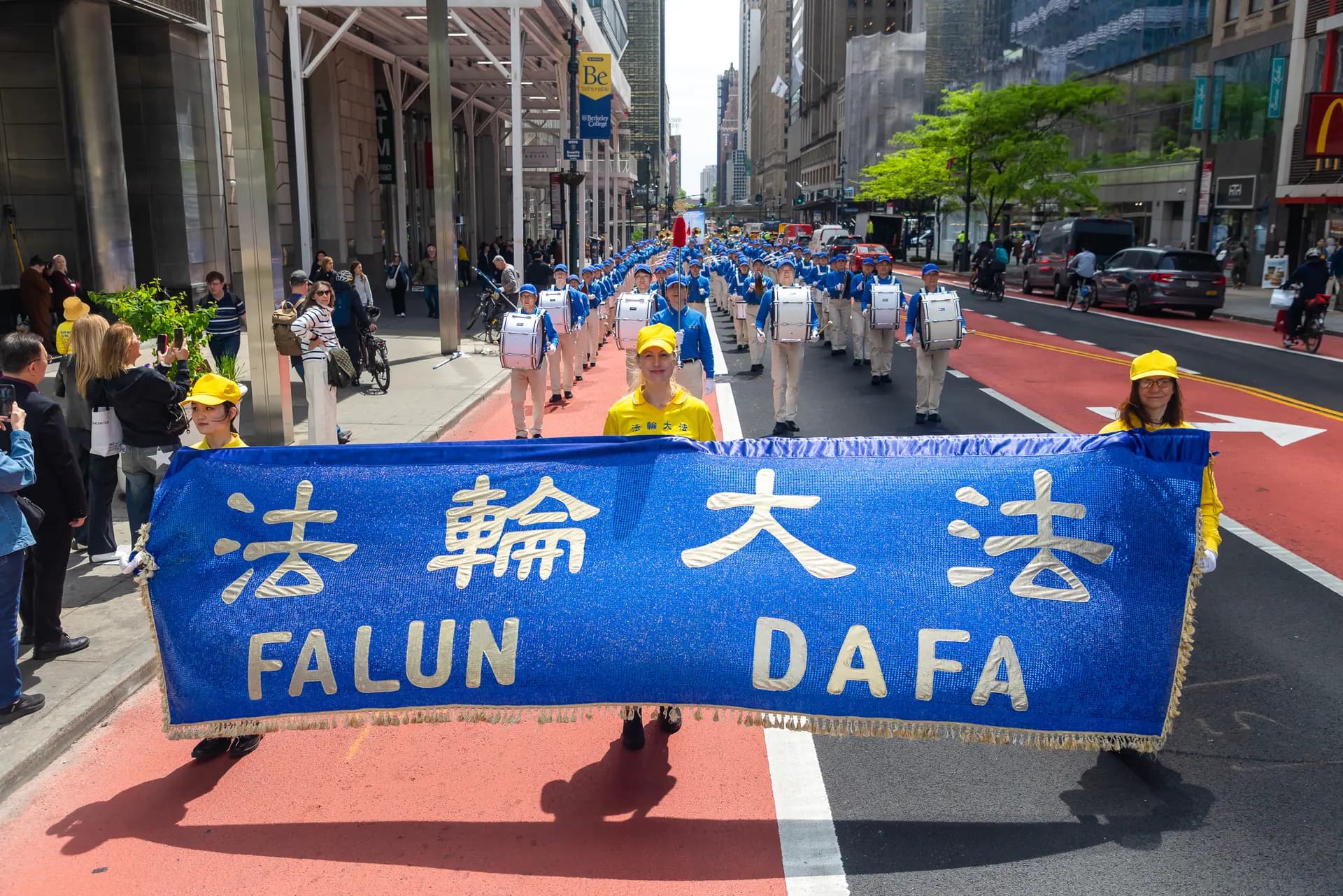 <em>Practicantes de Falun Gong participan en un desfile para celebrar el Día Mundial de Falun Dafa y exigir el fin de la persecución en China, en la ciudad de Nueva York, el 13 de mayo de 2026. (Mark Zou/The Epoch Times)</em>