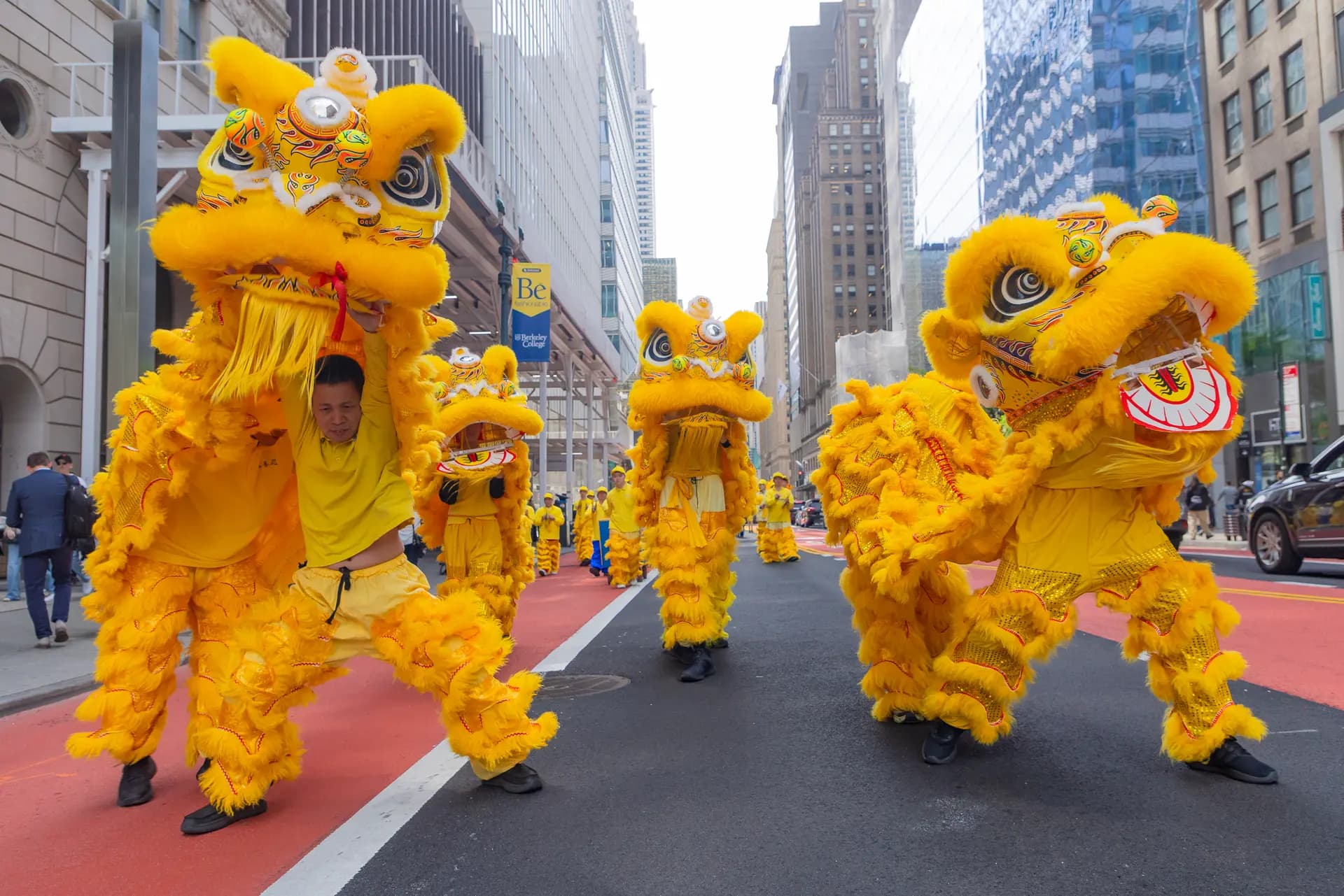 <em>Practicantes de Falun Gong participan en un desfile para celebrar el Día Mundial de Falun Dafa y exigir el fin de la persecución en China, en la ciudad de Nueva York, el 13 de mayo de 2026. (Mark Zou/The Epoch Times)</em>