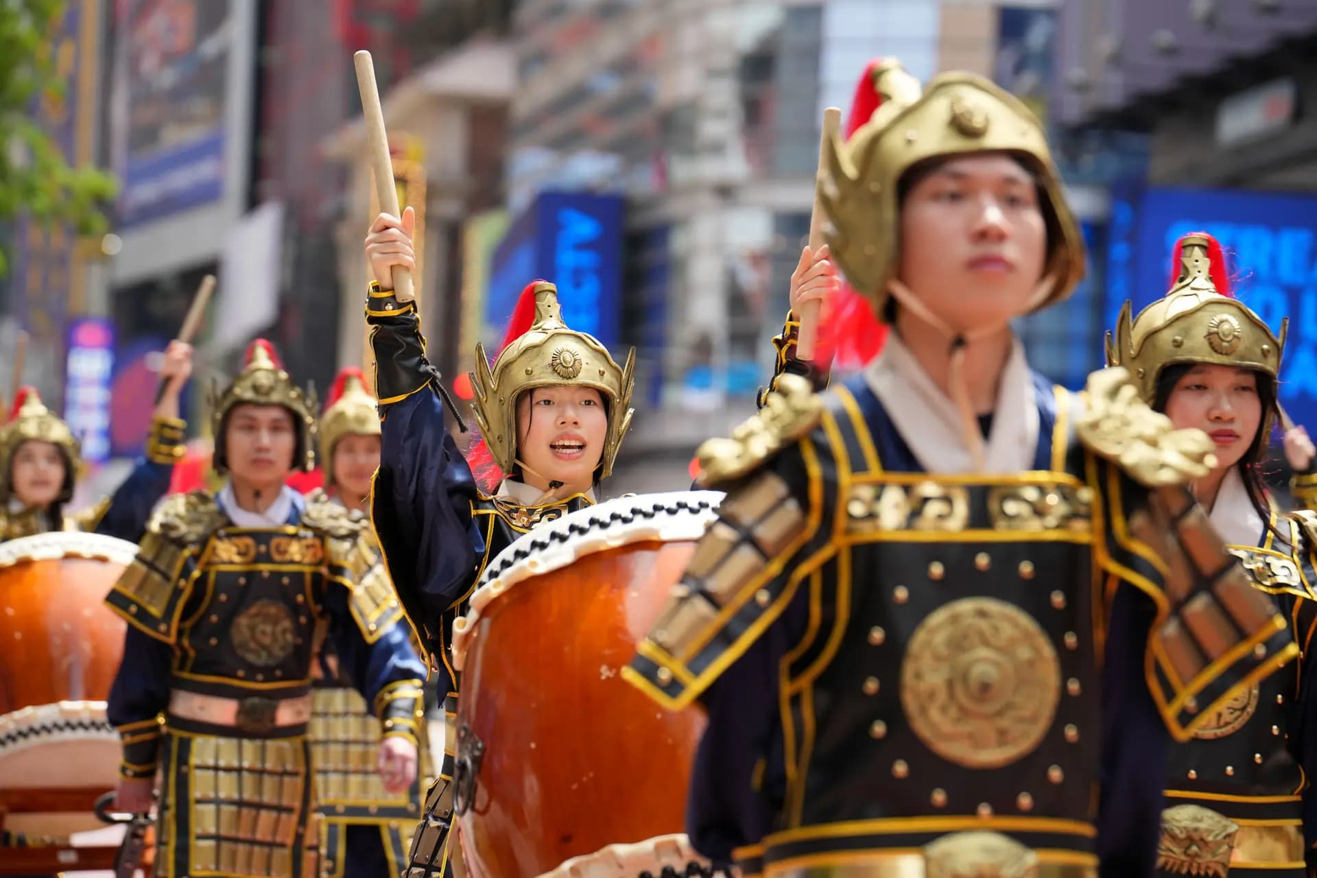<em>Practicantes de Falun Gong participan en un desfile para celebrar el Día Mundial de Falun Dafa y exigir el fin de la persecución en China, en la ciudad de Nueva York, el 13 de mayo de 2026. (Samira Bouaou/The Epoch Times).</em>