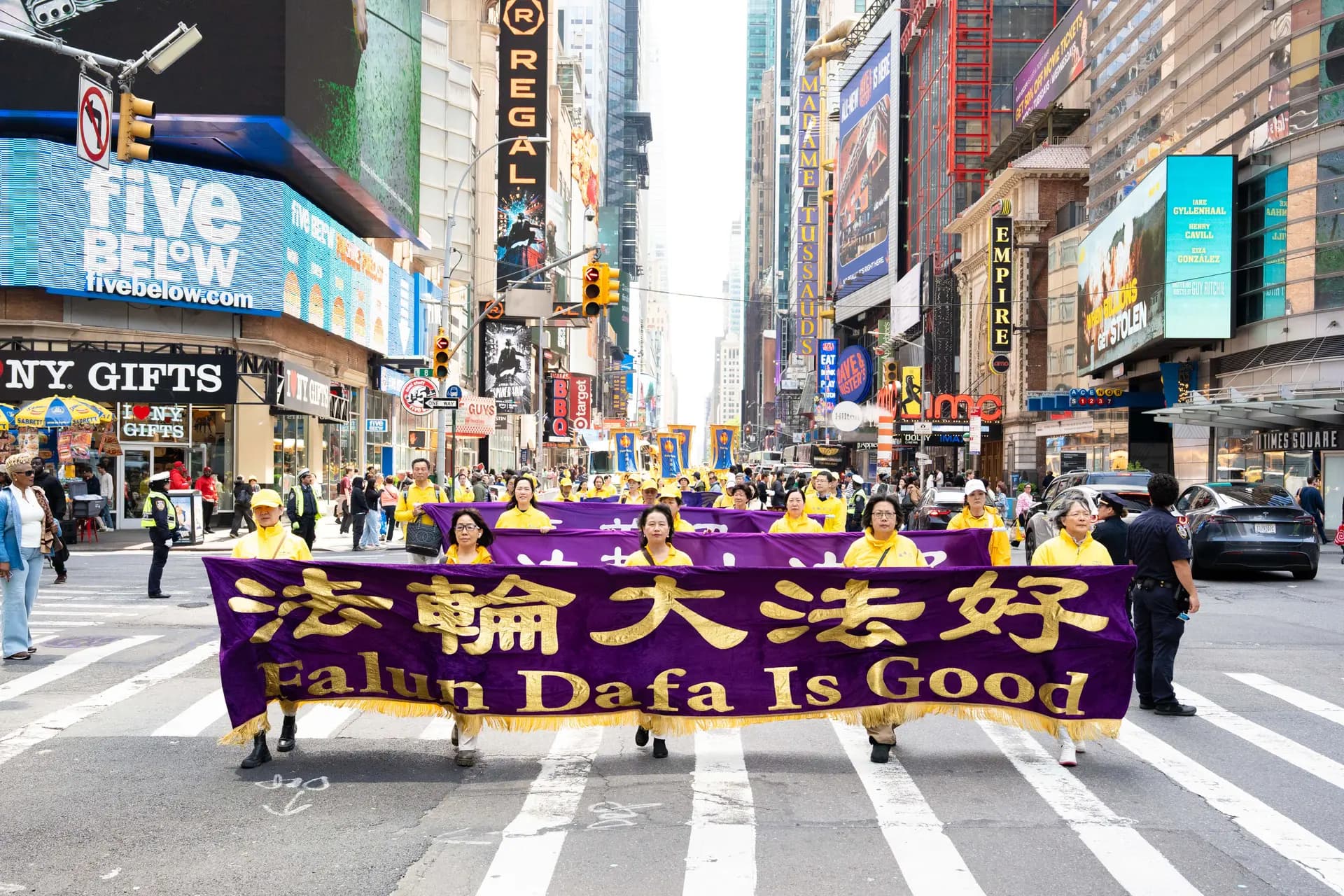 <em>Practicantes de Falun Gong participan en un desfile para celebrar el Día Mundial de Falun Dafa y exigir el fin de la persecución en China, en la ciudad de Nueva York, el 13 de mayo de 2026. (Samira Bouaou/The Epoch Times).</em>