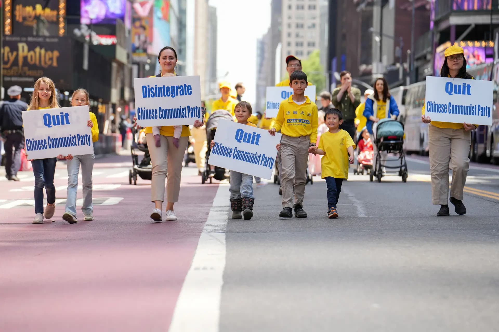 <em>Practicantes de Falun Gong participan en un desfile para celebrar el Día Mundial de Falun Dafa y exigir el fin de la persecución en China, en la ciudad de Nueva York, el 13 de mayo de 2026. (Samira Bouaou/The Epoch Times).</em>