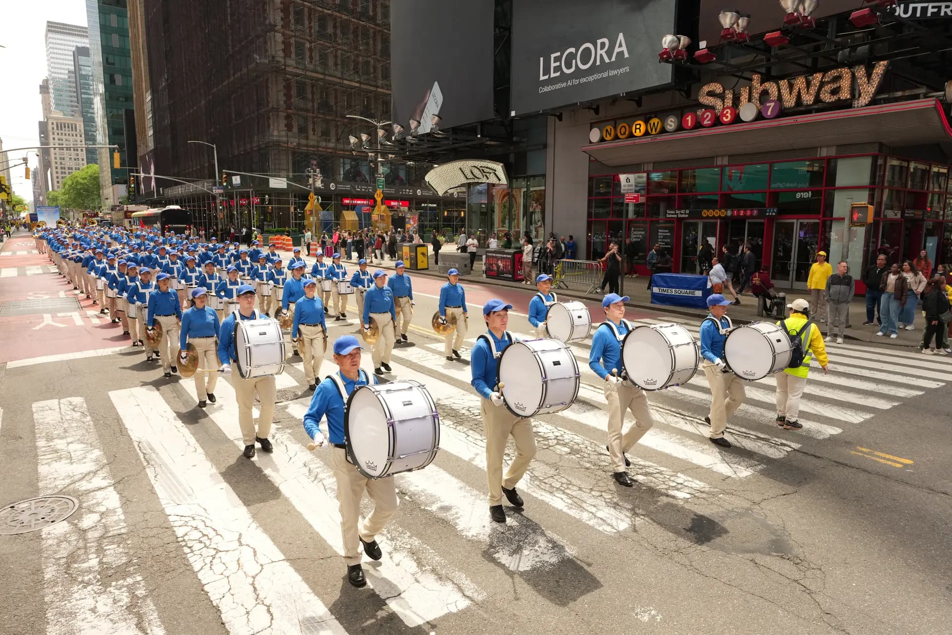 <em>Practicantes de Falun Gong participan en un desfile para celebrar el Día Mundial de Falun Dafa y exigir el fin de la persecución en China, en la ciudad de Nueva York, el 13 de mayo de 2026. (Larry Dye/The Epoch Times).</em>