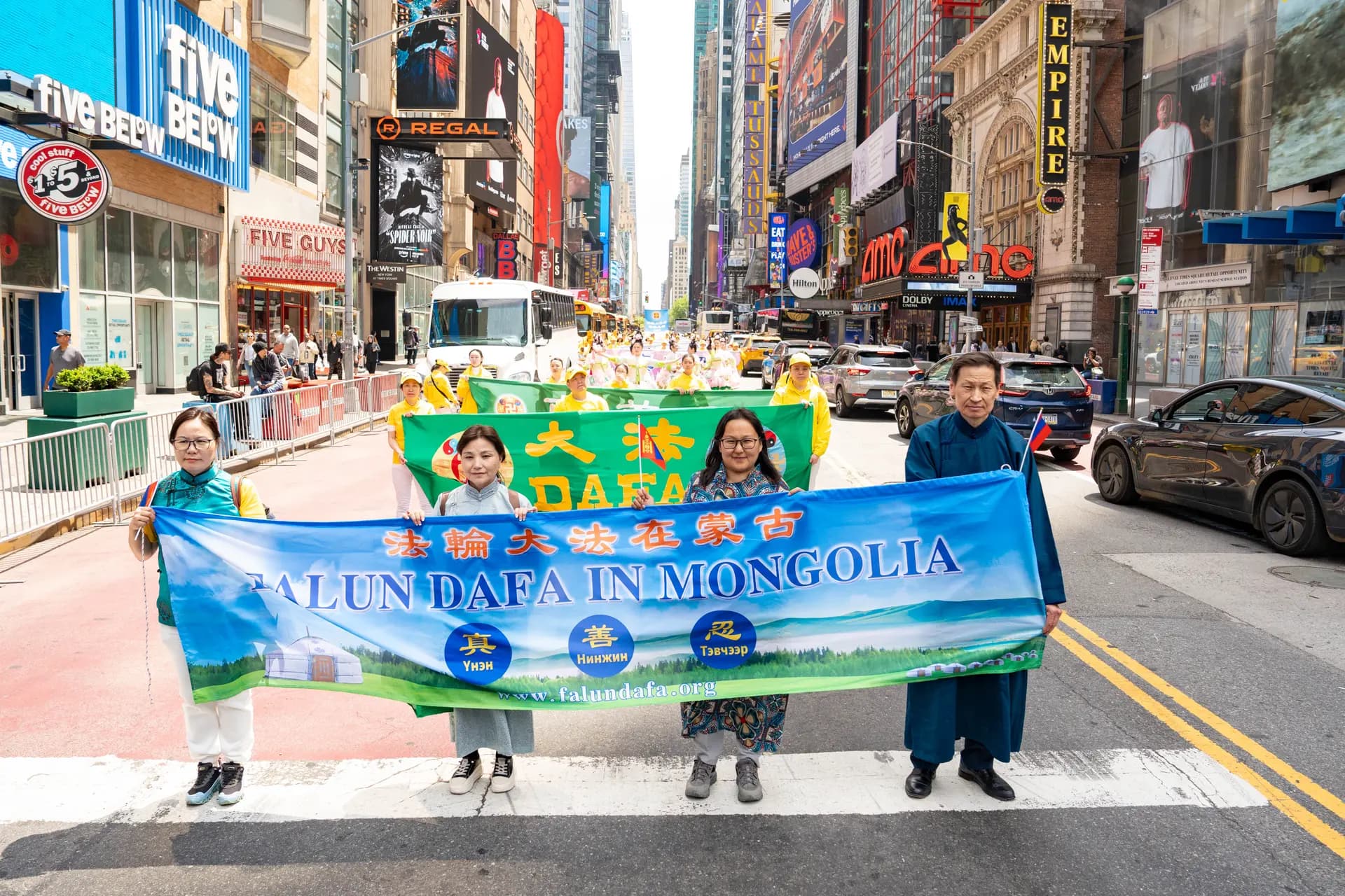 <em>Practicantes de Falun Gong participan en un desfile para celebrar el Día Mundial de Falun Dafa y exigir el fin de la persecución en China, en la ciudad de Nueva York, el 13 de mayo de 2026. (Samira Bouaou/The Epoch Times).</em>