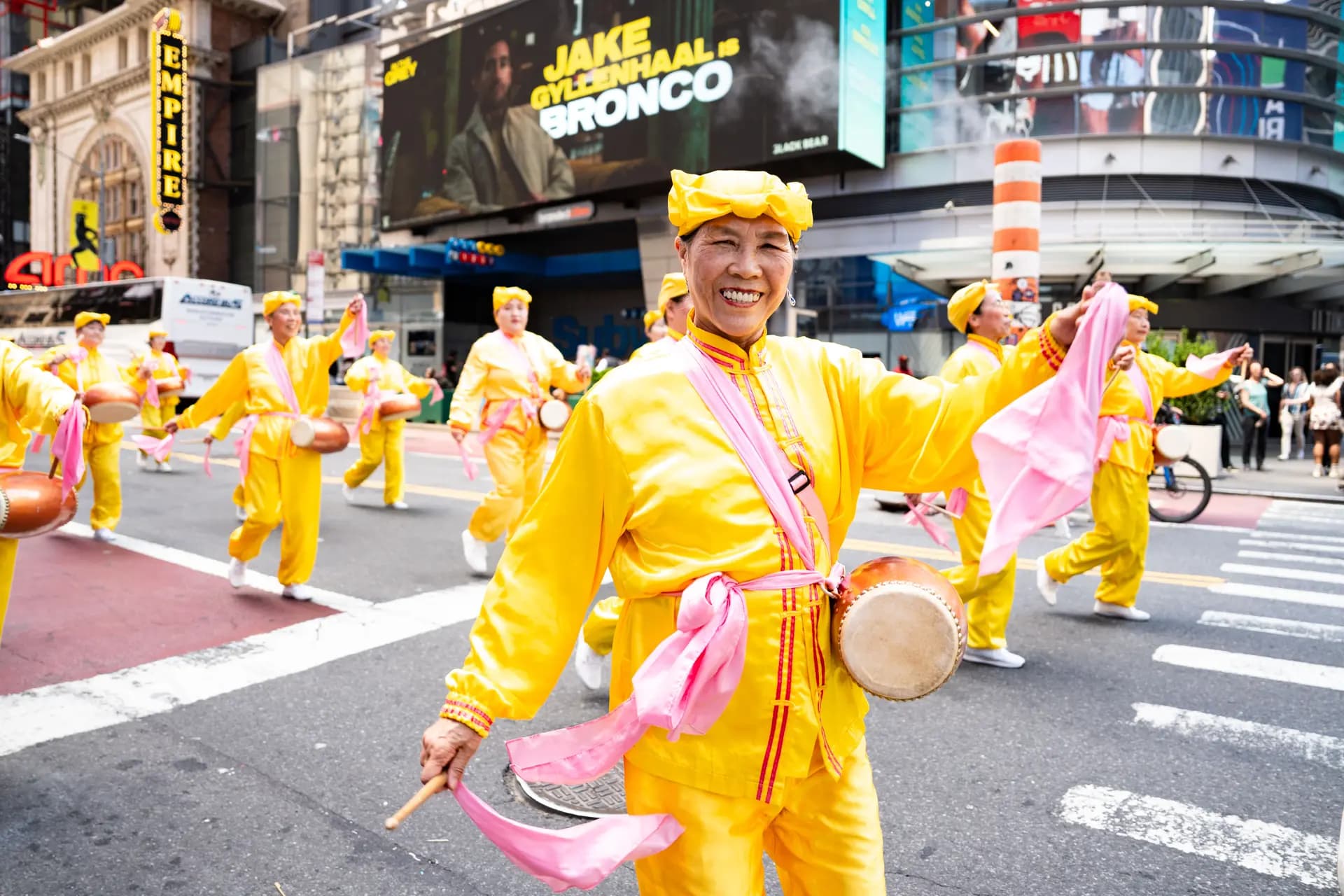 <em>Practicantes de Falun Gong participan en un desfile para celebrar el Día Mundial de Falun Dafa y exigir el fin de la persecución en China, en la ciudad de Nueva York, el 13 de mayo de 2026. (Samira Bouaou/The Epoch Times).</em>