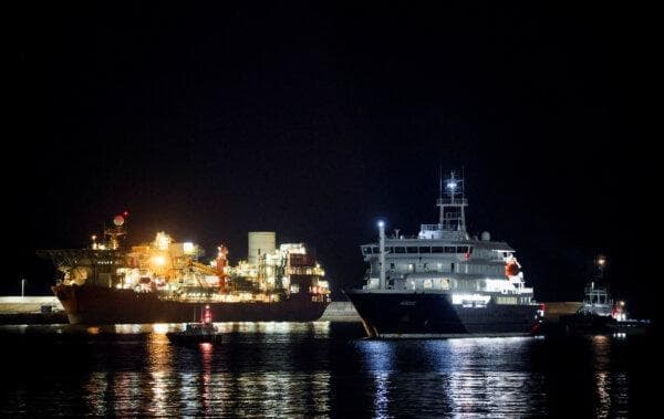 El crucero MV Hondius llega al puerto de Granadilla de Abona tras verse afectado por un brote de hantavirus, en Tenerife, España, el 10 de mayo de 2026. (Hannah McKay /Reuters)