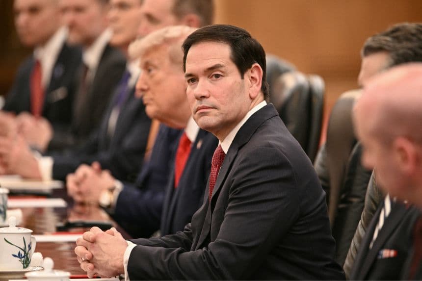 El secretario de Estado Marco Rubio observa mientras el presidente de Estados Unidos, Donald Trump, se reúne con el presidente de China, Xi Jinping, en el Gran Salón del Pueblo de Beijing, el 14 de mayo de 2026. ( Brendan SMIALOWSKI / AFP vía Getty Images)