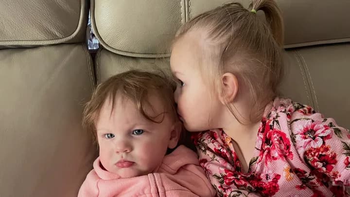 Kelsey Kite de dos años y Kinsley Kite de tres años en una fotografía de archivo. (Crédito: <a href="https://www.gofundme.com/f/help-lay-our-sweet-angels-to-rest" target="_blank" rel="noopener">GoFundMe</a>)
