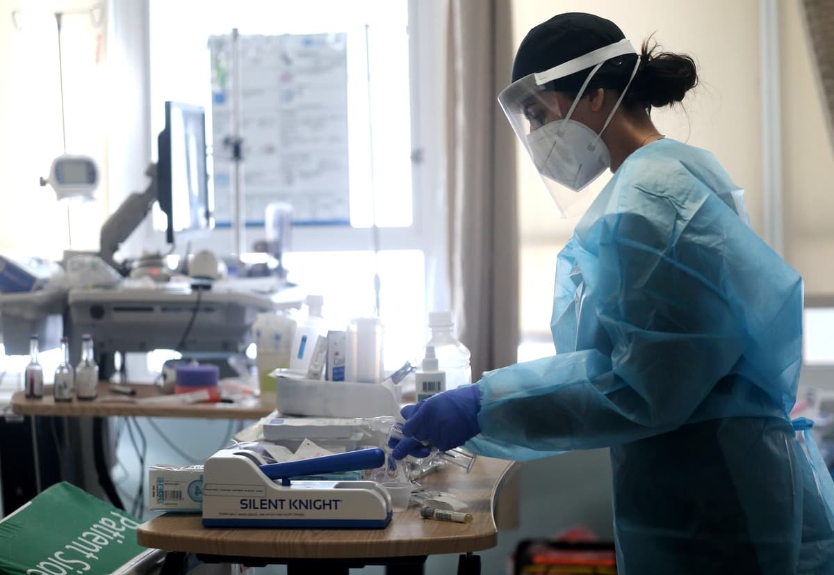 Una enfermera titulada atiende a pacientes con COVID-19 en una UCI (Unidad de Cuidados Intensivos) improvisada en el Centro Médico Harbor-UCLA en Torrance, California, el 21 de enero de 2021. (Mario Tama/Getty Images).