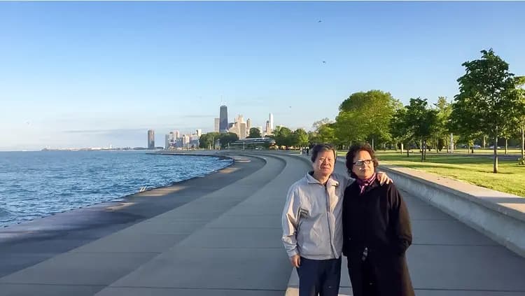 Los padres de Gao Pu, Gao Quanfu y Pang Yu, en Chicago en 2018. Con el paso de los años, la Iglesia Luz de Sión se convirtió en un influyente lugar de reunión para los cristianos que buscaban practicar su culto fuera del control del Partido Comunista. (Cortesía de Gao Pu)