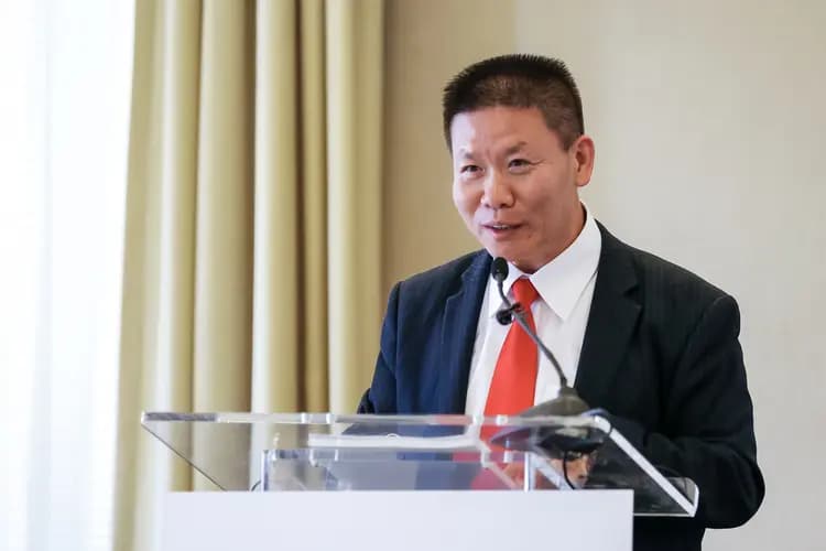 Bob Fu, presidente de China Aid, habla en un acto organizado por el Comité sobre el Peligro Actual en Washington el 2 de mayo de 2019. Fu afirmó que los cristianos han sido blanco del PCCh por cargos como "proporcionar un espacio de reunión ilegal" y "participar en actividades de predicación ilegales". (The Epoch Times)