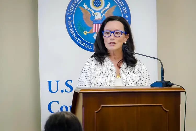 La comisionada de la Comisión de Estados Unidos para la Libertad Religiosa Internacional (USCIRF), Maureen Ferguson, habla en un evento de la USCIRF en Washington el 4 de marzo de 2026. (Captura de pantalla vía The Epoch Times)