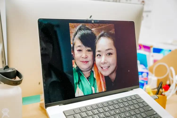 Una foto de la practicante de Falun Gong Liu Zhitong y su madre se muestra en la pantalla de un ordenador en San Francisco el 8 de abril de 2026. (Jonny Liu/The Epoch Times)