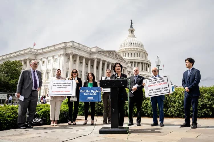 Rushan Abbas, fundadora de la Campaña por los Uigures, habla sobre la Ley para Detener la Sustracción Forzada de Órganos, aprobada por la Cámara de Representantes de EE. UU., en el Capitolio de Washington el 7 de mayo de 2025. Abbas dijo que la represión de los uigures en Xinjiang condujo a la detención de su hermana, Gulshan, quien sigue detenida. (Madalina Vasiliu/The Epoch Times)