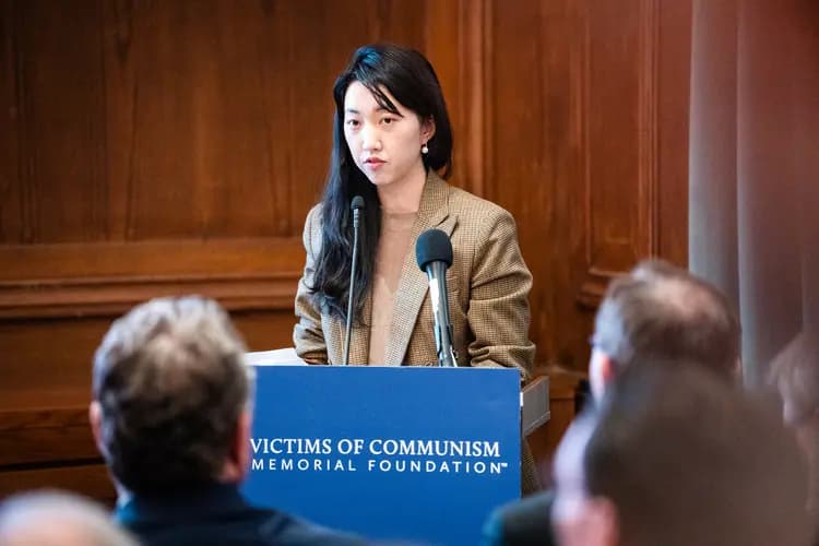 Grace Jin Drexel, hija del pastor fundador Ezra Jin de la Iglesia Zion en Pekín, habla durante el Foro de China en la Fundación Memorial de las Víctimas del Comunismo en Washington el 27 de octubre de 2025. (Madalina Kilroy/The Epoch Times)
