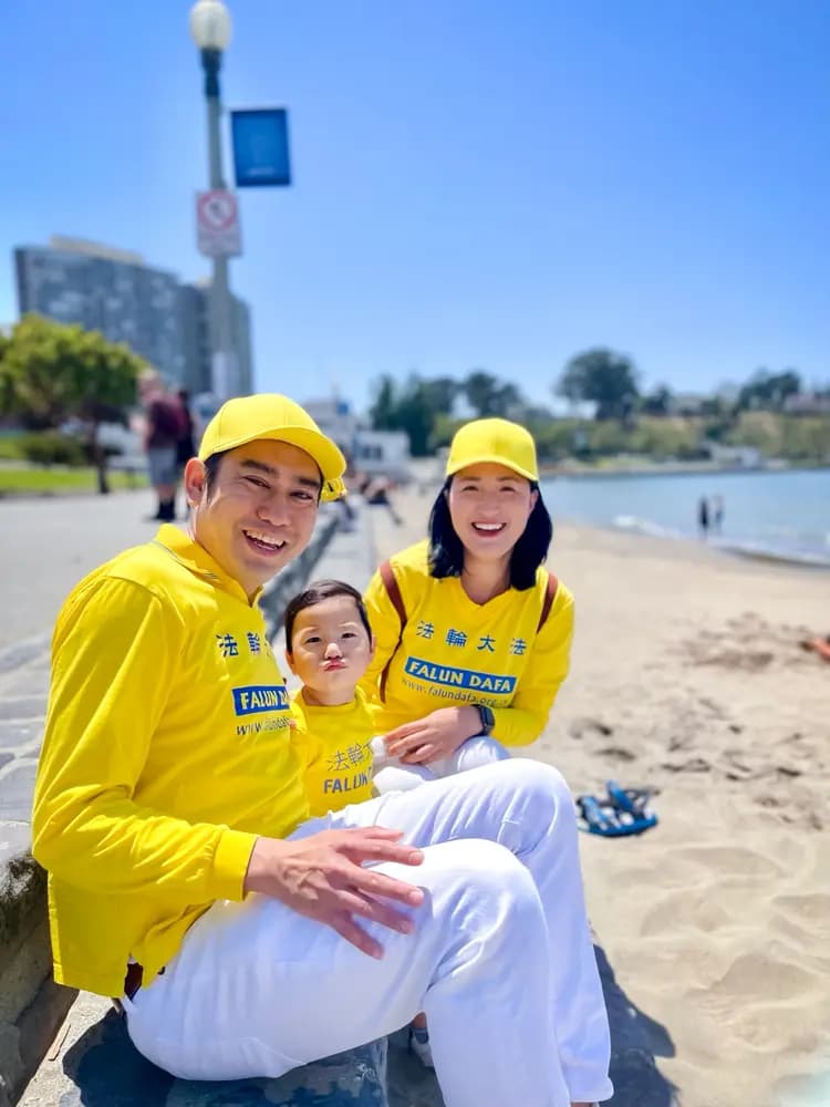 Doria Liu con su marido y su hijo en San Francisco en julio de 2024. Su madre, Meng Zhaohong, fue condenada a cuatro años de prisión en China por hablar con los compradores de un mercado de agricultores sobre Falun Gong. (Cortesía de Doria Liu)
