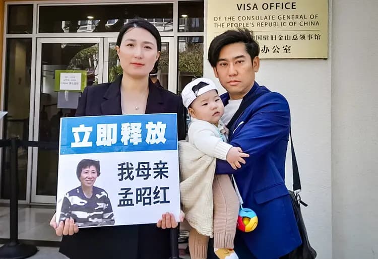 Doria Liu, acompañada de su marido y su hijo, pide la liberación de su madre detenida, Meng Zhaohong, frente al Consulado General de la República Popular China en San Francisco el 19 de junio de 2023. (Yu Yuan/The Epoch Times)