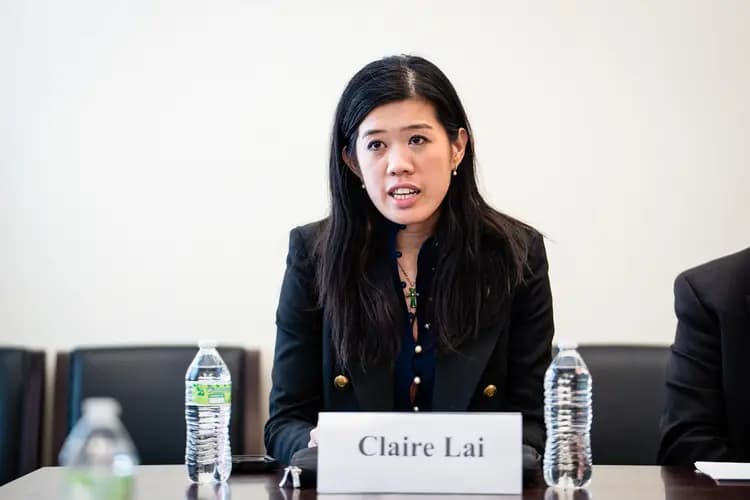 Claire Lai, hija de Jimmy Lai, fundador del ahora cerrado periódico prodemocrático de Hong Kong Apple Daily, habla durante una rueda de prensa en el Capitolio, en Washington, el 19 de marzo de 2026. (Madalina Kilroy/The Epoch Times)