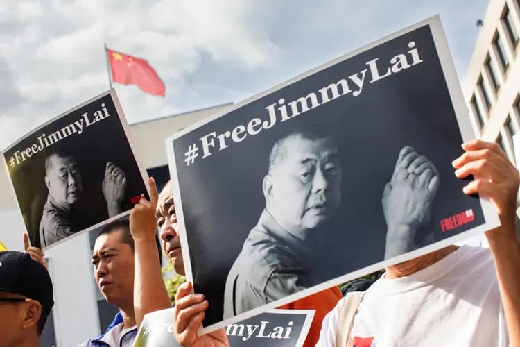 La gente se reúne frente al Consulado General de China para protestar por la condena del empresario de medios Jimmy Lai en Los Ángeles el 14 de febrero de 2026. Claire Lai dijo que la audición y la vista de su padre han empeorado en los seis años transcurridos desde su encarcelamiento en Hong Kong, y que ha sufrido otros problemas de salud. (Apu Gomes/Getty Images)