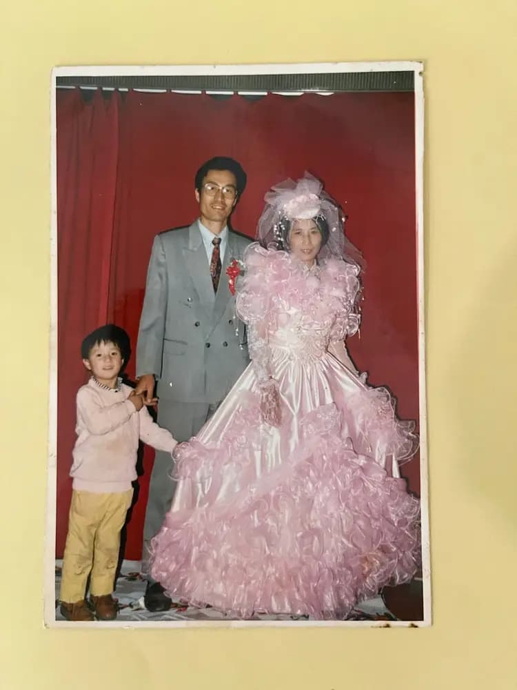 Doria Liu (izquierda) y sus padres en Heilongjiang, China, hacia 1995. Su madre, Meng Zhaohong, fue condenada en 2024 a cuatro años de prisión por un tribunal chino por practicar Falun Gong. (Cortesía de Doria Liu)