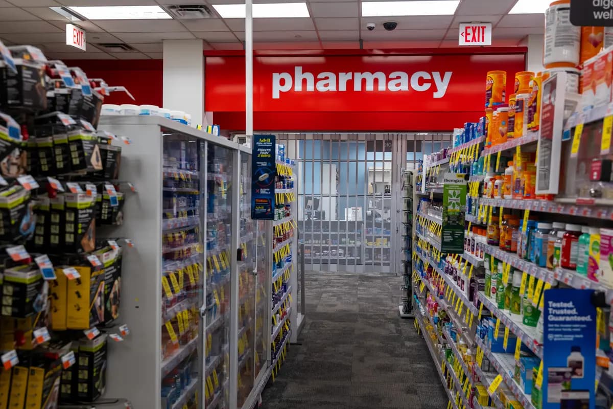 Una farmacia se encuentra en una cadena de tiendas en el distrito de Manhattan en la ciudad de Nueva York el 23 de julio de 2024. (Spencer Platt/Getty Images)